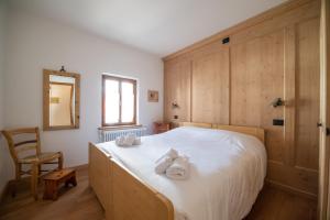 Cama ou camas em um quarto em La Gerla Casa Vacanze Dolomiti