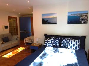 索伦托Chalet Paradiso的一间带床的卧室和一间客厅