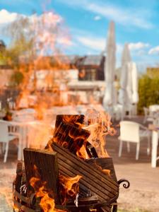 ein Feuer im Grill auf einer Terrasse in der Unterkunft Aqua Hotel in Konstanz