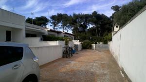 トッレ・スペッキア・ルッジェーリにあるVilletta Silvana tra mare e pineta self check in dopo le 20の自転車2台駐車