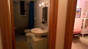 トッレ・スペッキア・ルッジェーリにあるVilletta Silvana tra mare e pineta self check in dopo le 20の洗面台とトイレ付きのバスルーム +41枚の写真