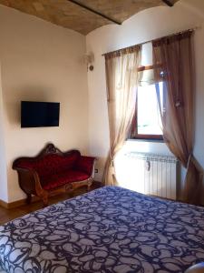 A bed or beds in a room at SUPERATTICO SUL COLOSSEO