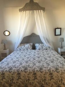 A bed or beds in a room at SUPERATTICO SUL COLOSSEO