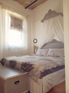 A bed or beds in a room at SUPERATTICO SUL COLOSSEO