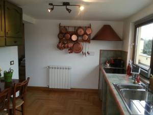 A kitchen or kitchenette at SUPERATTICO SUL COLOSSEO