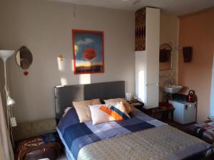 阿姆斯特丹Homey Budget Bedroom的一间卧室，床上有枕头
