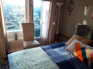 een slaapkamer met een bed voor een raam bij Homey Budget Bedroom in Amsterdam