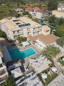 einen Luftblick auf ein Resort mit einem Pool in der Unterkunft Cosmos Hotel in Vasiliki