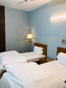 Llit o llits en una habitació de Tourist Inn Apartment