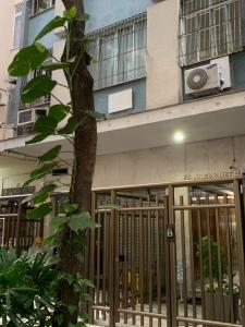una puerta frente a un edificio con un árbol en Sweet Home, en Río de Janeiro