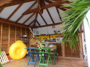 cocina con mesa y sillas en una habitación en Sarithea, en Basse-Terre