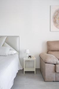 una camera con letto, sedia e tavolino di Apartment near the beach a Marbella