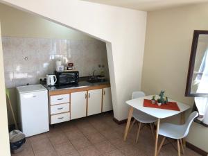cocina pequeña con mesa, mesa blanca y mesa y cocina en En Pleno centro!! Lo de Miriam en Ushuaia