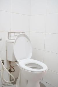 Koupelna v ubytování UROOMS Tanah Abang + 12 fotografií