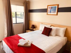 Postel nebo postele na pokoji v ubytování Red Cedar Motel