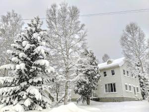 Chalet Banff - 6 bedroom 6 bathroom Ski Lodge saat musim dingin