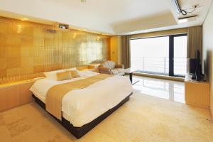 1 dormitorio con 1 cama grande y TV en HOTEL ATLANTIS Otaru(Adult Only) en Otaru