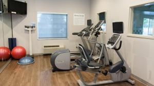 Fitness centrum a/nebo fitness zařízení v ubytování Holiday Inn Express & Suites Cheney by IHG