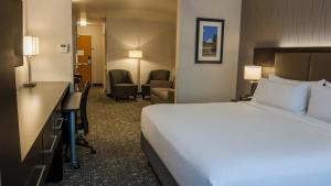 Postel nebo postele na pokoji v ubytování Holiday Inn Express & Suites Cheney by IHG