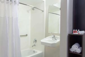 Bathroom sa Grand Hotel Orlando at Universal Blvd - Shuttle to Theme Parks