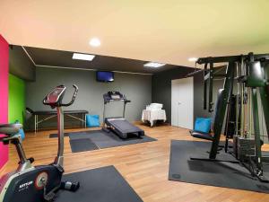 Fitness centrum a/nebo fitness zařízení v ubytování Mercure Brive