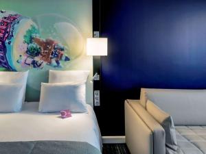 a room with a bed with a pink bow on it at Mercure Toulouse Centre Saint-Georges in Toulouse