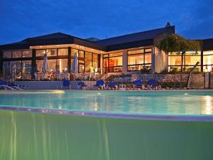 A piscina em ou perto de Novotel Amboise