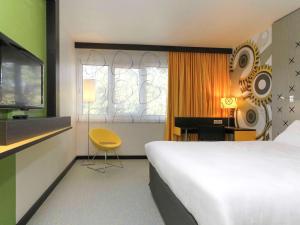 A bed or beds in a room at ibis Styles Besançon