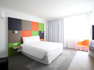 Postel nebo postele na pokoji v ubytování ibis Styles Nancy Sud