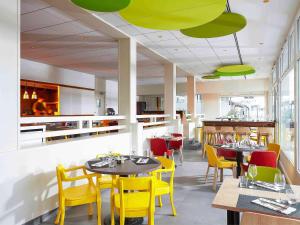 Ibis Styles Colmar Nord tesisinde bir restoran veya yemek mekanı