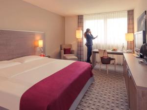 TV a/nebo společenská místnost v ubytování Mercure Hotel Frankfurt Eschborn Ost
