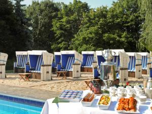 Bazén v ubytování Mercure Hotel Frankfurt Eschborn Ost nebo v jeho okolí
