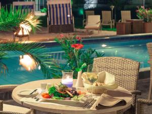 Bazén v ubytování Mercure Hotel Frankfurt Eschborn Ost nebo v jeho okolí