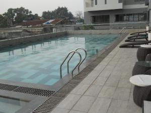 - une piscine au-dessus d'un bâtiment dans l'établissement DON'S bedroom for only 1 male guest, à Hô-Chi-Minh-Ville