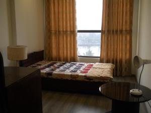 - une chambre avec un lit en face d'une fenêtre dans l'établissement DON'S bedroom for only 1 male guest, à Hô-Chi-Minh-Ville
