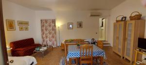een woonkamer met een bank en een tafel bij Bed&Breakfast Duomo in Orvieto