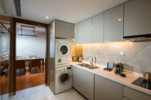 Cucina o angolo cottura di Fraser Suites Shenzhen, Near Huaqiang North Business Zone, Infinity pool, Offer 1 free breakfast