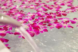 un ramo de flores rosas en el agua en i RESORT ARTIA Luxury Gifu (Adult Only), en Gifu