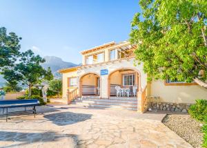 een huis met een bankje ervoor bij Bungalows Canadá Alquileres Vacacionales in Calpe