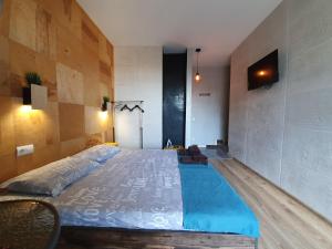 ein Schlafzimmer mit einem großen Bett mit blauer Bettwäsche in der Unterkunft Посуточно апартаменты Ивано-Франковск 602 in Iwano-Frankiwsk