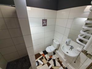 La salle de bains est pourvue de toilettes et d'un lavabo. dans l'établissement Посуточно апартаменты Ивано-Франковск 602, à Ivano-Frankivsk