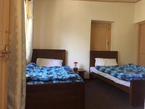 two beds in a hotel room at River Breeze Guest House 