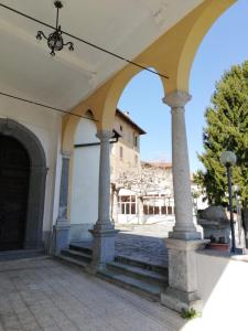 einem Torbogen eines Gebäudes mit Säulen in der Unterkunft Residenza Santa Valeria in Caglio