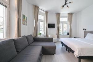 salon z łóżkiem i kanapą w obiekcie Hotel Bema w Sztokholmie