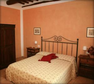 una camera da letto con un letto con un cane rosso sopra di Tenuta Saracone a Montalto di Castro