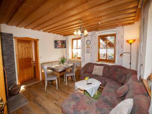 ein Wohnzimmer mit einem Sofa und einem Tisch in der Unterkunft Huisnhof in Arrach