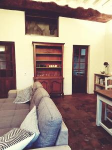 ein Wohnzimmer mit einer Couch und einem Bücherregal in der Unterkunft Les Cottages du Château du Rozel in Le Rozel