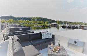 a living room on a boat with a couch at Houseboat Martinique in Maastricht