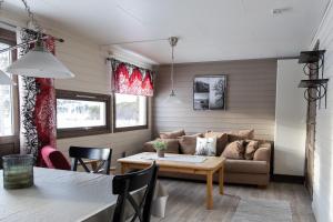a living room with a couch and a table at Skoganvarre Villmark in Skoganvarre