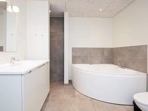 Koupelna v ubytování 6 person holiday home in Ringkøbing